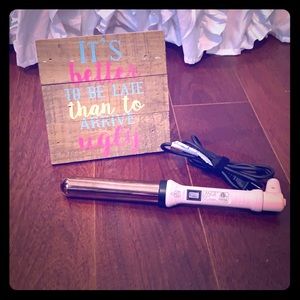 L’ange Ondule 1-1/4” blush curling wand.
